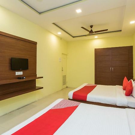 Oyo 17161 Hotel Mahalaxmi Ujaim Exterior foto