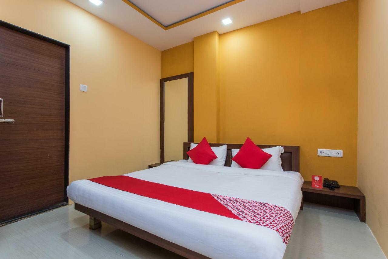 Oyo 17161 Hotel Mahalaxmi Ujaim Exterior foto