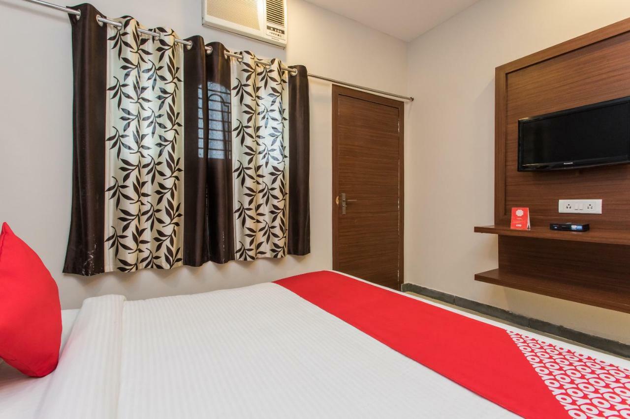 Oyo 17161 Hotel Mahalaxmi Ujaim Exterior foto