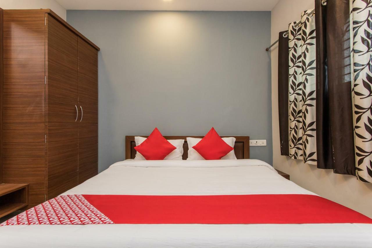 Oyo 17161 Hotel Mahalaxmi Ujaim Exterior foto