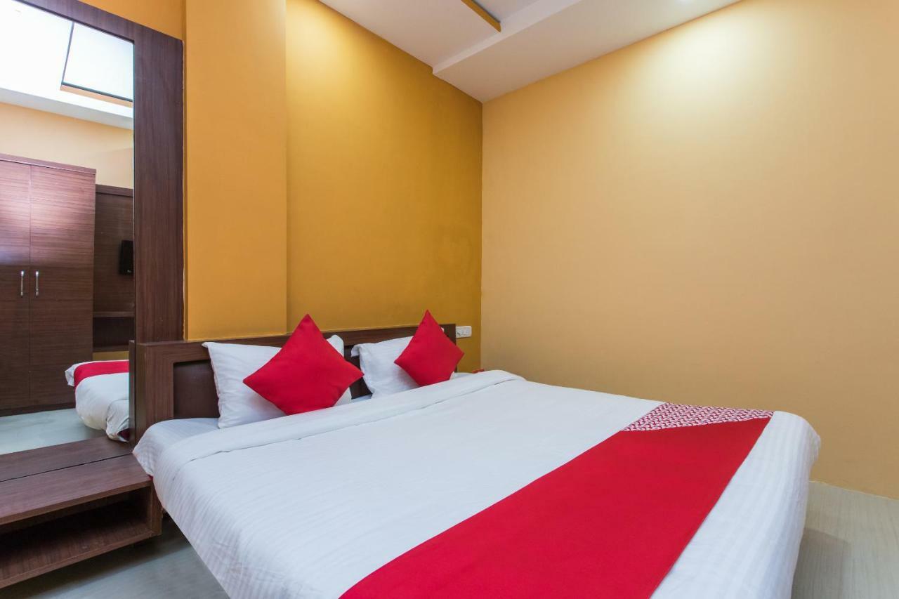 Oyo 17161 Hotel Mahalaxmi Ujaim Exterior foto