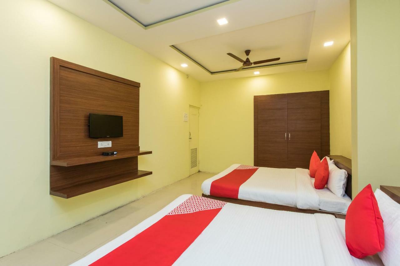 Oyo 17161 Hotel Mahalaxmi Ujaim Exterior foto