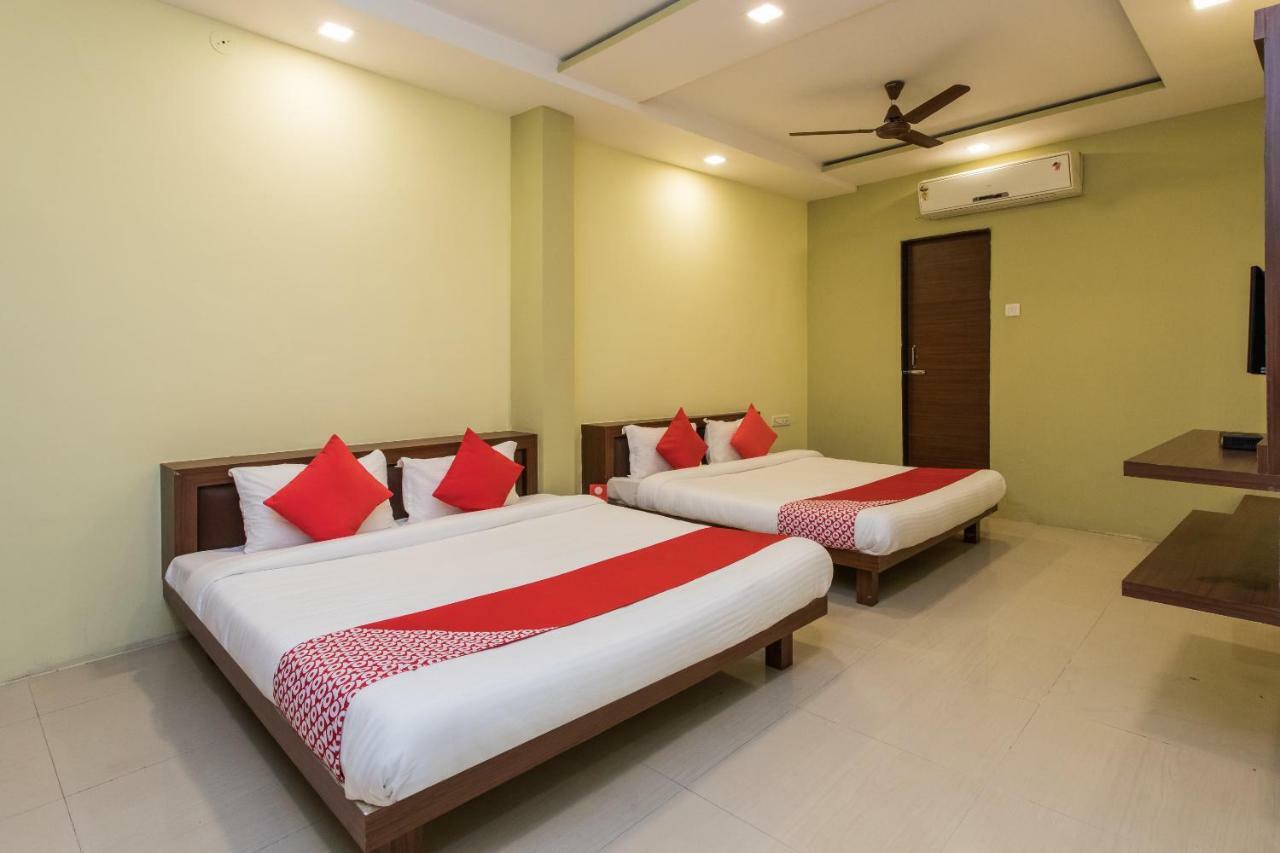 Oyo 17161 Hotel Mahalaxmi Ujaim Exterior foto